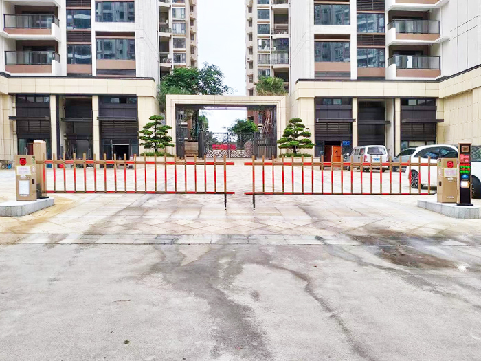 某小區(qū)停車場(chǎng)采用 “安快” 一進(jìn)一出對(duì)開柵欄款道閘