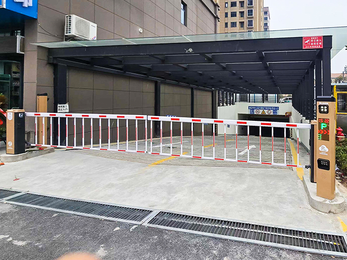 某小區(qū)采用 “安快” 一進(jìn)一出柵欄道閘
